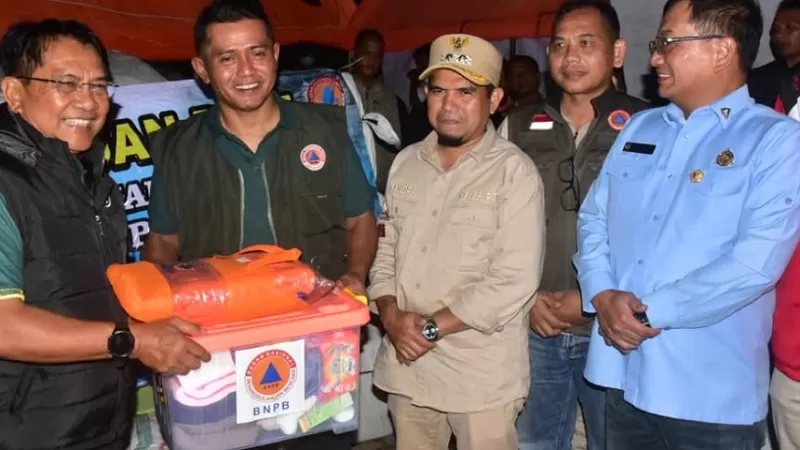 Bantuan diserahkan Bupati Padang Pariaman Dr. H. John Kenedy Azis, S.H., M.H. pada Rabu malam (23/9/2026) di Posko Utama Penanganan Bencana Kabupaten Solok. (Foto: Pemkab Padang Pariaman)