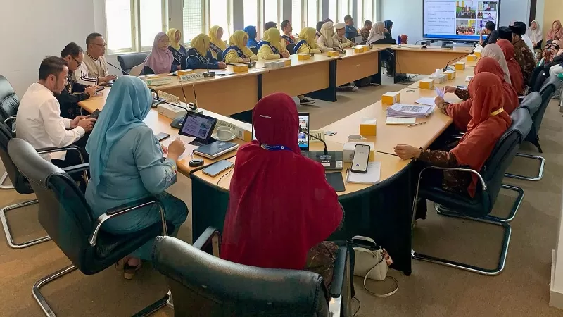 Presentasi berlangsung Jumat (25/9/2026) dari Ruang VIP Balai Kota Padang Panjang. Kepala Madrasah MAS Kauman Muhammadiyah, Derliana, memimpin langsung pemaparan bersama majelis guru dan para santri. (Foto: Pemko Padang Panjang)