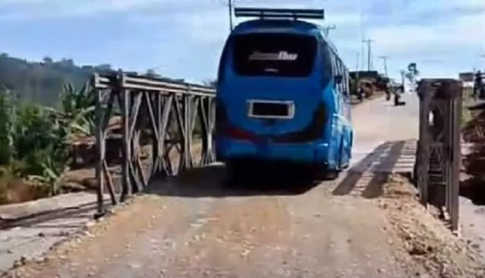 Akses masyarakat di kawasan terdampak galodo Arosuka, Kabupaten Solok, mulai kembali terbuka setelah Jembatan Bailey sepanjang 15 meter dapat dilalui kendaraan. (Foto: BPJN Sumbar)