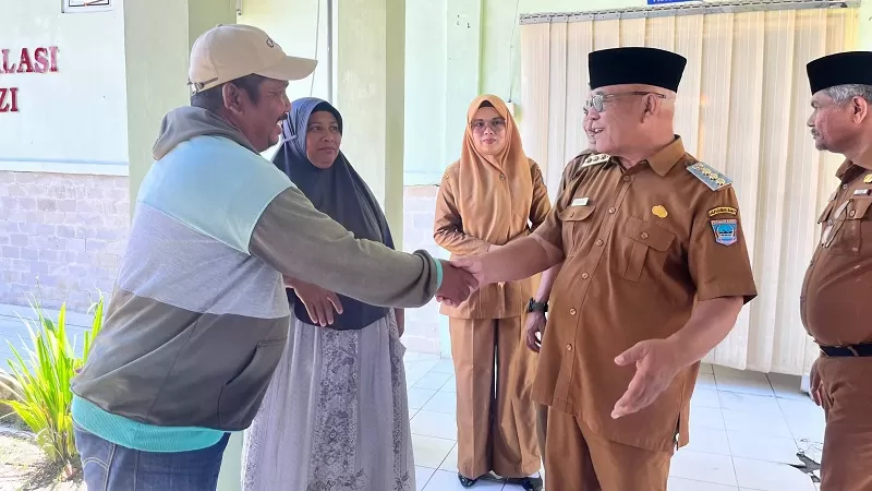 Bupati Pasaman Barat Yulianto menjenguk Sius yang masih menjalani perawatan di rumah sakit pada Senin (28/9/2026). (Foto: Pemkab Pasbar)