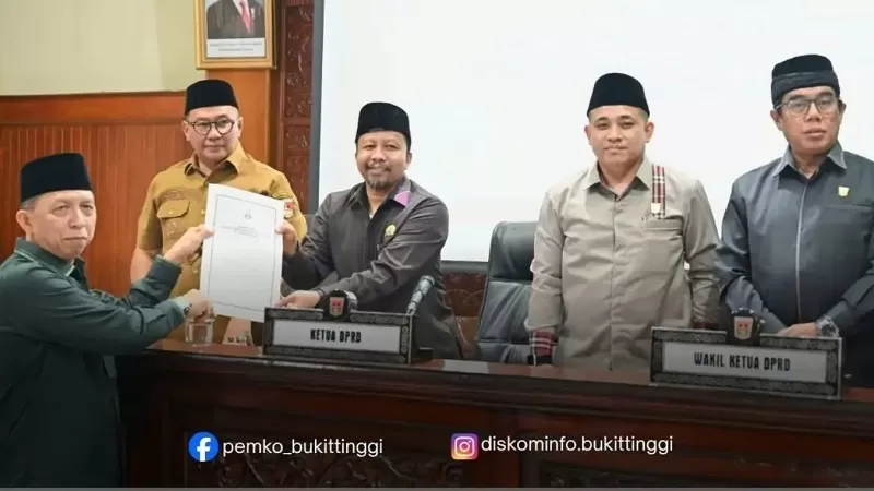 Penandatanganan nota kesepakatan dalam Rapat Paripurna di Gedung DPRD Kota Bukittinggi, Selasa (29/9/2026). (Foto: Pemko Bukittinggi)