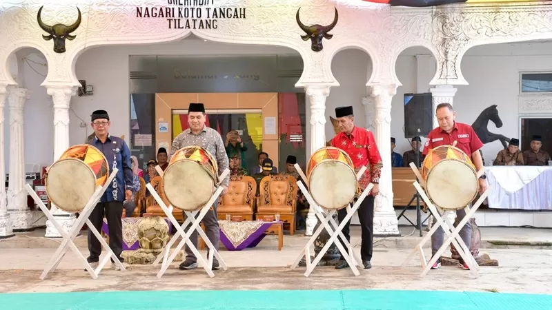 Kegiatan Pelestarian Budaya Nagari Creative Hub tersebut dibuka di Medan Nan Bapaneh Kantor Wali Nagari Koto Tangah, Kecamatan Tilatang Kamang, Kabupaten Agam, Sabtu (26/9/2026). (Foto: Pemkab Agam)