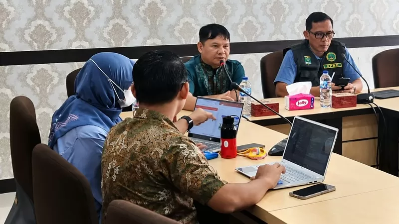 Tim Kementerian PPPA melakukan verifikasi sekaligus menyinkronkan data rumah masyarakat terdampak bencana dengan kondisi faktual yang ditemukan di lapangan, Sabtu (12/9/2026). (Foto: Pemkab Padang Pariaman)