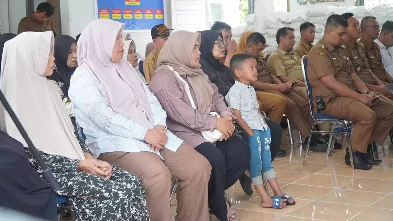 Penyaluran bantuan secara resmi dimulai di Aula Kantor Kelurahan Silaing Bawah, Senin (31/8/2026). (Foto: Pemko Padang Panjang)