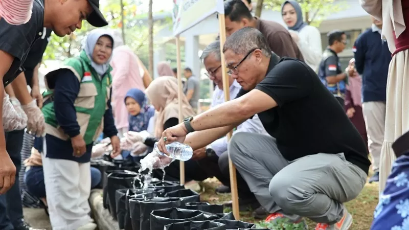Penanaman serentak bawang merah dan cabai di halaman Balai Kota Payakumbuh, Jumat (18/9/2026). (Foto: Pemko Payakumbuh)