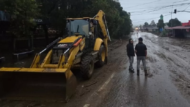 Banjir bandang yang menutup ruas jalan nasional tersebut terjadi di Nagari Batang Barus, Kecamatan Gunung Talang, Kabupaten Solok, pada Senin (21/9/2026) sekitar pukul 19.30 WIB. (Foto: BPJN)