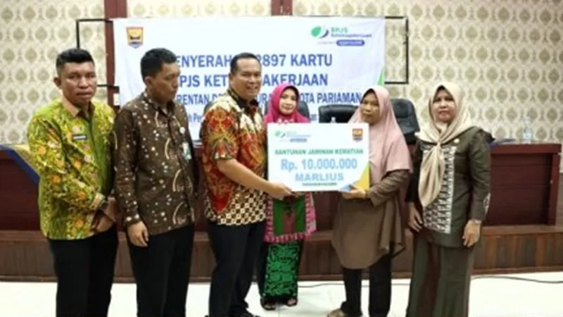 Penyerahan kartu dilakukan oleh Wali Kota Pariaman Yota Balad bersama Ketua TP PKK Kota Pariaman, Ny. Yosneli Balad, di Aula Lantai 3 Kantor Bersama Pemko Pariaman, Kamis (10/9/2026). (Foto: Pemko Pariaman)