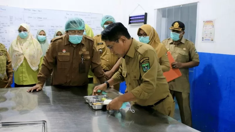 Bupati Padang Pariaman John Kenedy Azis turun langsung memeriksa operasional SPPG pada Selasa (15/9/2026). (Foto: Pemkab Padang Pariaman)