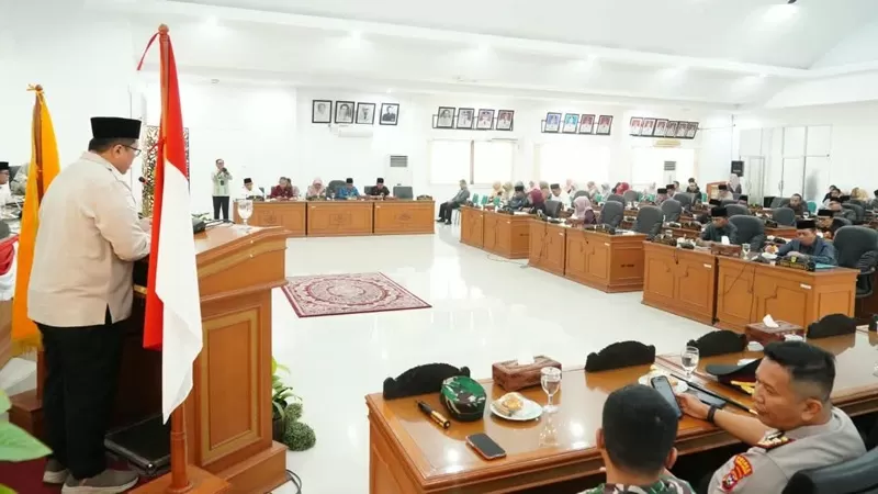 Dewan Perwakilan Rakyat Daerah (DPRD) Kabupaten Tanah Datar menggelar rapat paripurna dengan agenda penyampaian jawaban Bupati atas pandangan umum delapan fraksi terhadap Ranperda Perubahan APBD 2026, Kamis (10/9/2026). (Foto: Pemkab Tanah Datar)