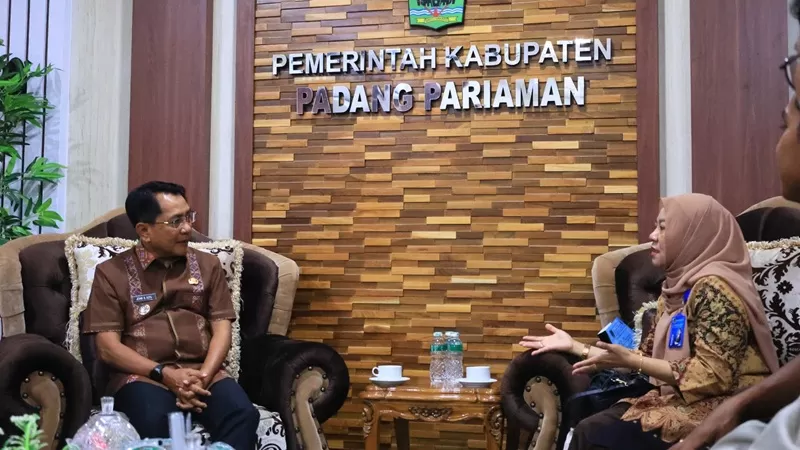 kunjungan Kepala Regional Badan Gizi Nasional (BGN) untuk wilayah Riau, Kepulauan Riau (Kepri), dan Sumatera Barat (Sumbar), Dr. Syartiwidya, S.T.P., M.Si., bersama rombongan di ruang kerja Bupati Padang Pariaman, Jumat (18/9/2026). (Foto: Pemkab Padang Pariaman)