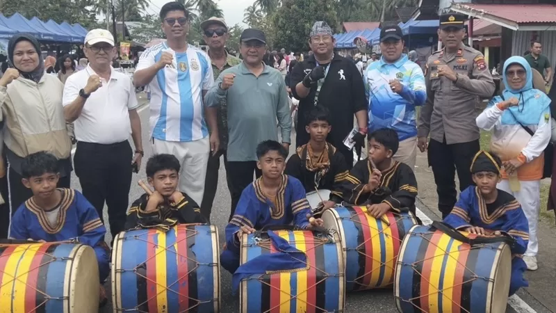 Pemerintah Kabupaten Padang Pariaman mengubah suasana Car Free Day (CFD) di kawasan Pantai Ketaping, Minggu (27/9/2026), menjadi ruang layanan dan edukasi kesehatan bagi masyarakat.  (Foto: Pemkab Padang Pariaman)