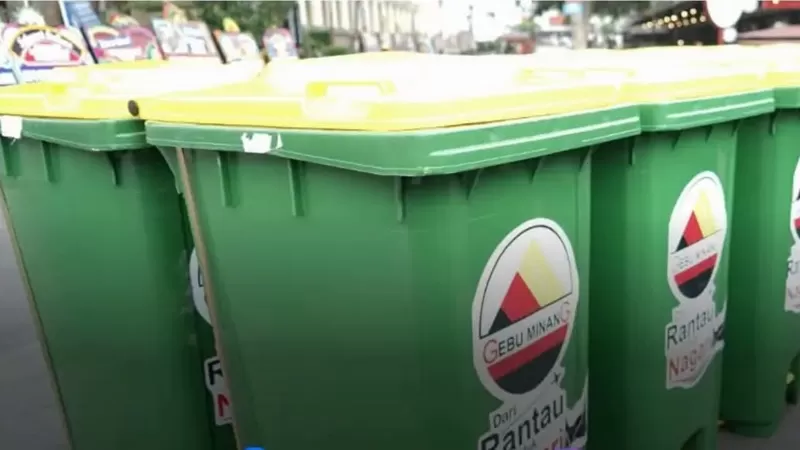 Pemerintah Kota Bukittinggi menerima bantuan 50 tong sampah dari Gerakan Ekonomi dan Budaya Minangkabau (Gebu Minang). (Foto: Pemko Bukittinggi)