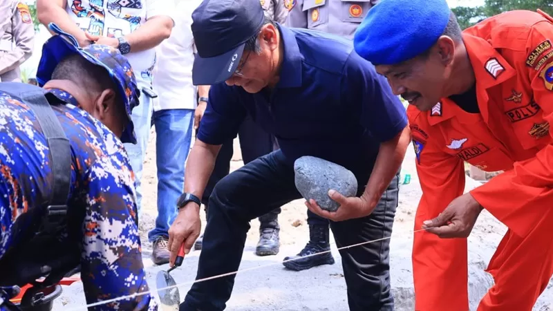 Bupati Padang Pariaman John Kenedy Azis saat melakukan peletakan batu pertama pembangunan Pos Kapal Patroli Wilayah Hukum Polres Padang Pariaman di kawasan Pantai Tiram, Sabtu (12/9/2026). (Foto: Pemkab Padang Pariaman)