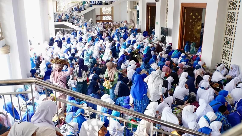 Sekitar 20 ribu jemaah Badan Kontak Majelis Taklim (BKMT) dari berbagai kabupaten dan kota di Sumatera Barat berkumpul di Masjid Agung Manarul ‘Ilmi Islamic Centre Kota Padang Panjang, Ahad (6/9/2026). (Foto: Pemko Padang Panjang)