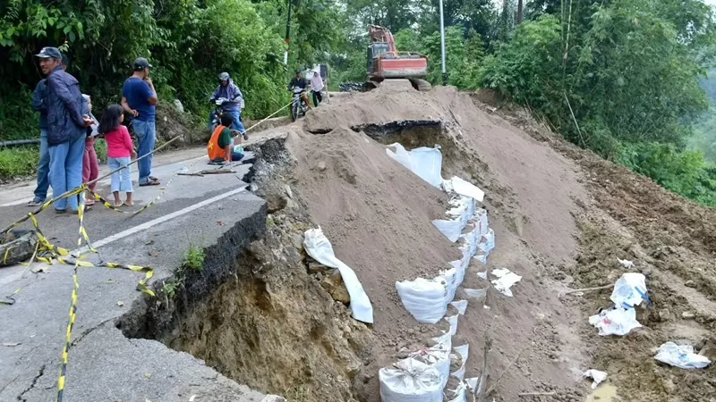 Jalan Sungai Taleh penghubung Kecamatan Matur dan Kecamatan Palembayan, Nagari Baringin, Kecamatan Palembayan, Kabupaten Agam, kembali mengalami kerusakan parah setelah hujan dengan intensitas tinggi mengguyur wilayah tersebut. (Foto: Pemkab Agam)