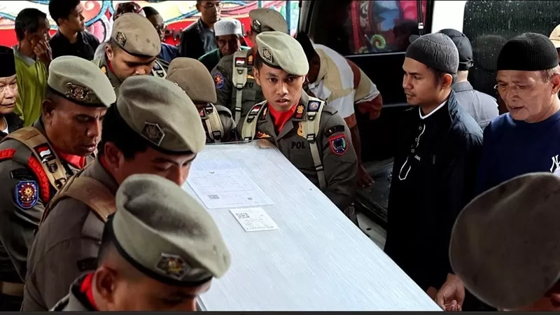 jenazah Kepala Dinas Tenaga Kerja dan Perindustrian (Kadisnakerin) Kota Payakumbuh, Yasril, tiba di rumah duka kawasan Koto Nan Gadang, Sabtu (19/9/2026). (Foto: Pemko Payakumbuh)