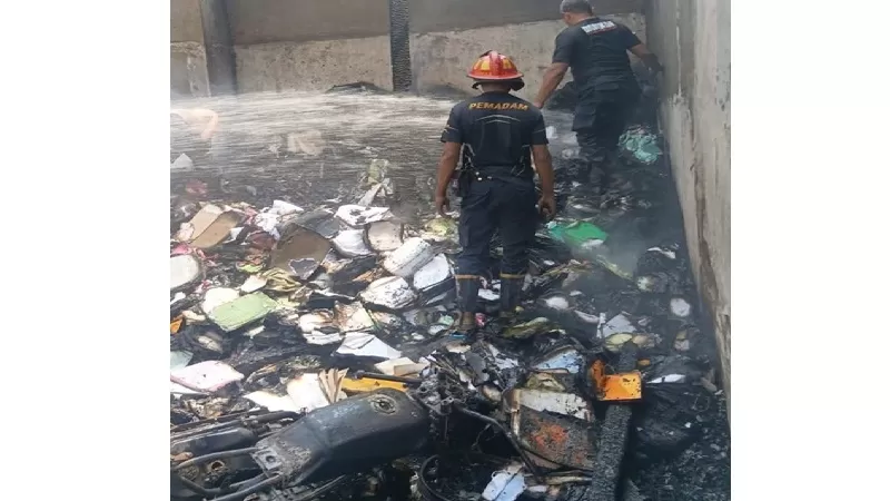 Sebanyak 62 sepeda motor dinas yang tersimpan di sebuah gudang tak lagi bisa diselamatkan setelah api membakar gudang aset Dinas Pertanian Kabupaten Pesisir Selatan di Jalan Pramuka, Painan Selatan, Kamis (3/9/2026). (Foto: Pemkab PesseL)