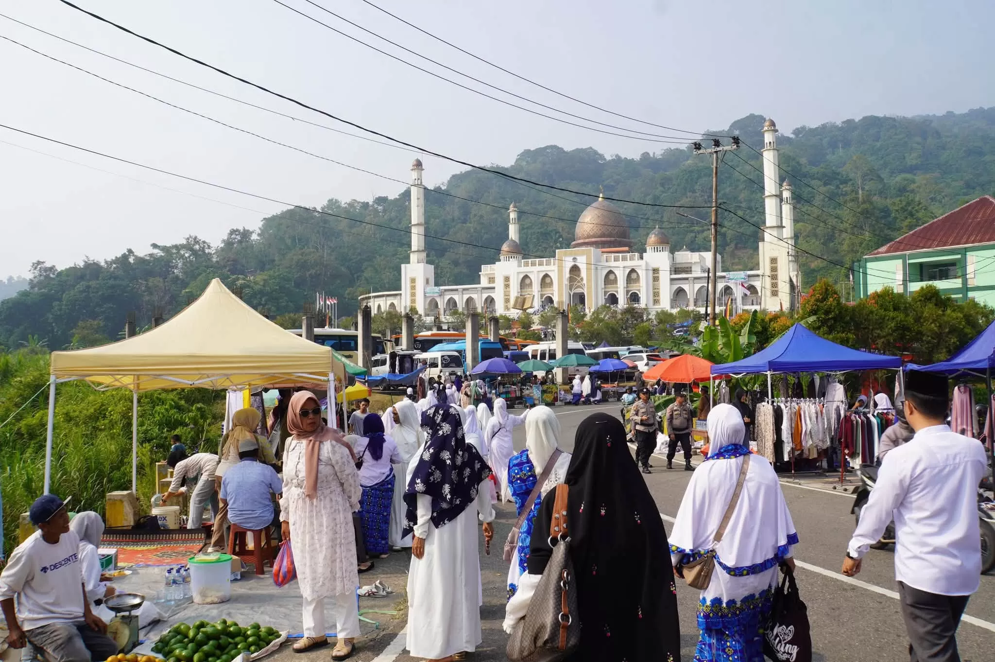  Keramaian kegiatan Badan Kontak Majelis Taklim (BKMT) se-Sumatera Barat di Masjid Agung Manarul ‘Ilmi Islamic Centre Padang Panjang, Minggu (6/9/2026), ternyata membuka peluang bagi ratusan pedagang. (Foto: Pemko Padang Panjang)