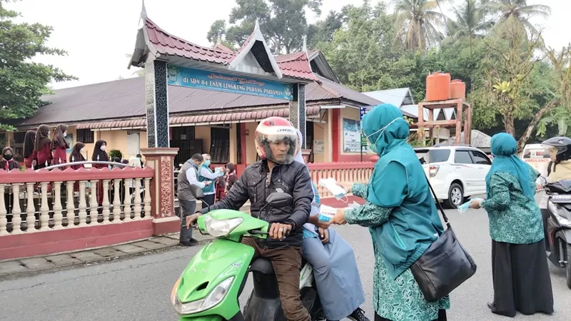 Salah satu langkah yang dilakukan Pemerintah Kabupaten Padang Pariaman yakni membagikan masker gratis kepada warga dan pelajar. Kegiatan tersebut berlangsung pada Rabu (9/9/2026) dan dipusatkan di depan SDN 04 Enam Lingkung. (Foto: Pemkab Padang Pariaman)
