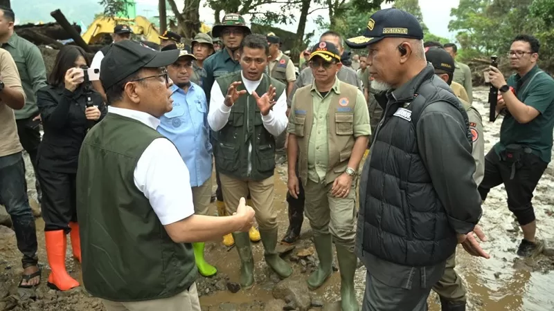  Menteri Koordinator Bidang Pembangunan Manusia dan Kebudayaan (Menko PMK) Pratikno ke lokasi terdampak galodo di Kabupaten Solok, Kamis (24/9/2026). (Foto: Pemprov Sumbar)
