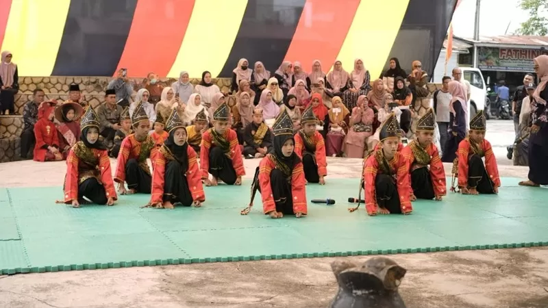 Kegiatan pelestarian seni budaya yang melibatkan generasi muda dan tokoh masyarakat setempat. Kegiatan berlangsung di Medan Nan Bapaneh Kantor Wali Nagari Koto Tangah, Sabtu (26/9/2026). (Foto: Pemprov Sumbar)