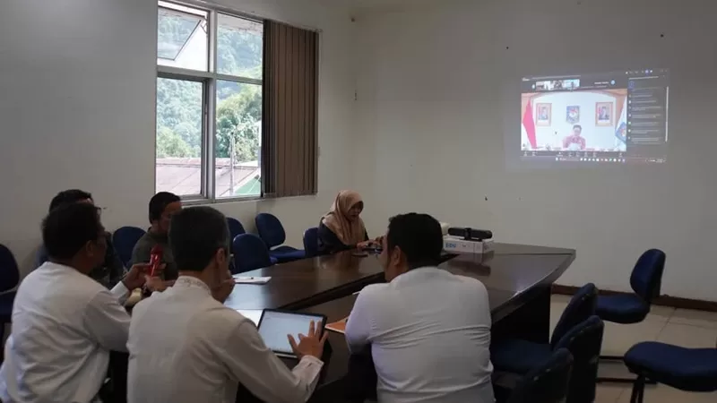  Pemko Padang Panjang bersama Kementerian Dalam Negeri (Kemendagri) dalam Rapat Rehabilitasi dan Rekonstruksi Pascabencana Alam yang digelar secara daring melalui Zoom Meeting, Jumat (25/9/2026). (Foto: Pemko Padang Panjang)