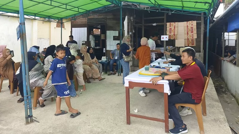 Wakil Bupati Pasaman Barat M. Ihpan bersama Anggota DPRD Pasaman Barat Nefri, staf ahli, sejumlah kepala organisasi perangkat daerah (OPD), serta pemangku kepentingan terkait turun langsung memantau proses pemilihan pada Sabtu (26/9/2026). (Foto: Pemkab Pasbar)