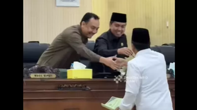Wakil Bupati Agam Muhammad Iqbal menyampaikan Nota Jawaban atas Pandangan Umum Fraksi-Fraksi DPRD terhadap Ranperda Perubahan APBD Kabupaten Agam Tahun Anggaran 2026 dalam rapat paripurna DPRD Agam, Jumat (11/9/2026). (Foto: Pemkab Agam)