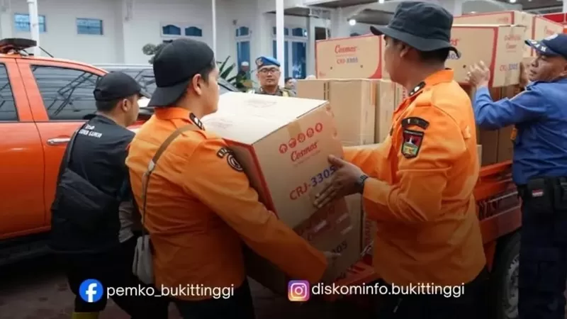 Pemerintah Kota Bukittinggi menunjukkan kepedulian terhadap warga yang terdampak banjir bandang di Kabupaten Solok. Bantuan tidak hanya dikumpulkan, tetapi diantarkan langsung ke lokasi bencana oleh Wali Kota Bukittinggi Ramlan Nurmatias bersama sejumlah kepala SKPD, Sabtu (26/9/2026). (Foto: Pemko Bukittinggi)
