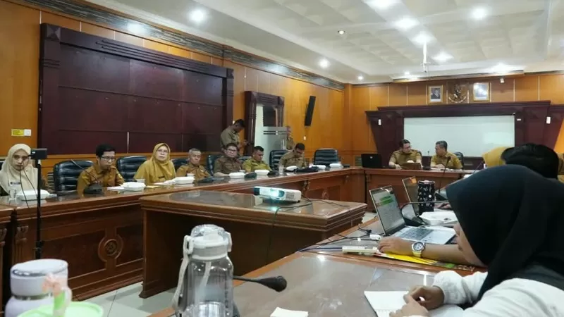 Rapat Koordinasi (Rakor) Pengendalian Inflasi serta pembahasan verifikasi dan validasi Koperasi Desa Merah Putih berlangsung secara daring dari Aula Eksekutif, Senin (14/9/2026). (Foto: Pemkab Tanah Datar)