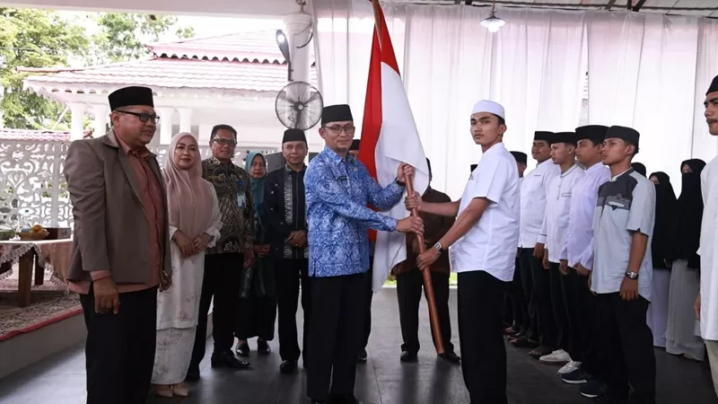 Pelepasan 51 santri berlangsung di Gazebo Gedung Indojolito Batusangkar, Kamis (24/9/2026).  (Foto: Pemkab Tanah Datar)