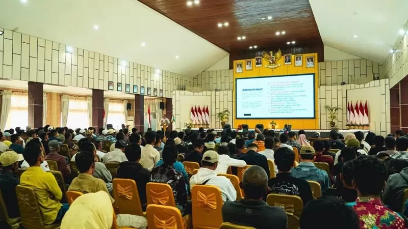 Pembekalan dan sharing informasi mengenai bidang tugas Satlinmas dalam rangka pelaksanaan Pilwana Serentak Kabupaten Solok Selatan Tahun 2026 di Aula Sarantau Sasurambi Kantor Bupati Solok Selatan, Rabu (9/9/2026). (Foto: Pemkab Solsel)