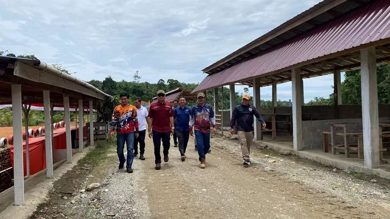 Sekretaris Daerah Pasaman Barat Doddy San Ismail bersama sejumlah jajaran terkait meninjau langsung lokasi venue, Minggu (27/9/2026). (Foto: Pemkab Pasbar)