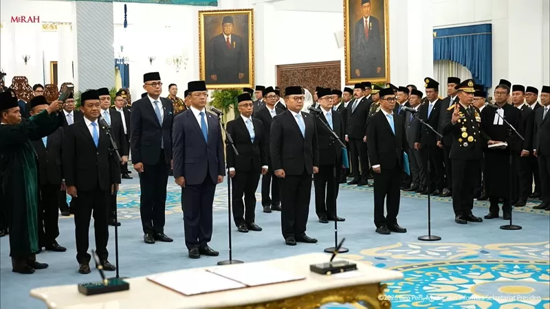 Presiden Prabowo Subianto melantik sejumlah menteri, wakil menteri, dan pejabat negara dalam reshuffle Kabinet Merah Putih di Istana Kepresidenan Jakarta, Kamis (1/10/2026). (Dok. Tangkapan Layar/YouTube: Sekretariat Presiden)