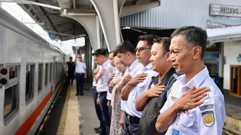 KAI Divre II Sumbar bersama Dinas Perhubungan Sumatera Barat (Dishub Sumbar) menyapa dan memberikan suvenir kepada pelanggan di Stasiun Padang dalam momentum Hari Jadi ke-81 Provinsi Sumatera Barat, Kamis (1/10/2026) pagi. (Dok. Humas)