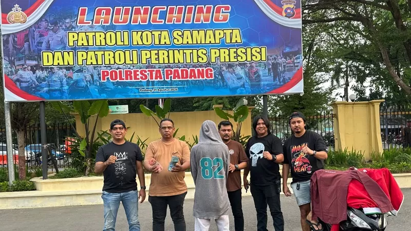 Barang bukti berupa uang tunai Rp27,75 juta, tas ransel, dan baju karyawan yang diamankan Tim Klewang Satreskrim Polresta Padang dalam kasus pencurian di Sumbar Smartphone.