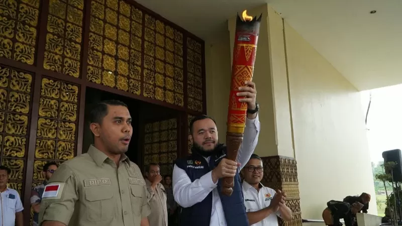 Wali Kota Padang, Fadly Amran menyerahkan Api Obor Porprov Sumbar kepada atlet legenda Kota Padang untuk dikirab dalam rangkaian pelepasan atlet di Balai Kota Padang, Kamis (1/10/2026) siang. (Dok. Diskominfo)