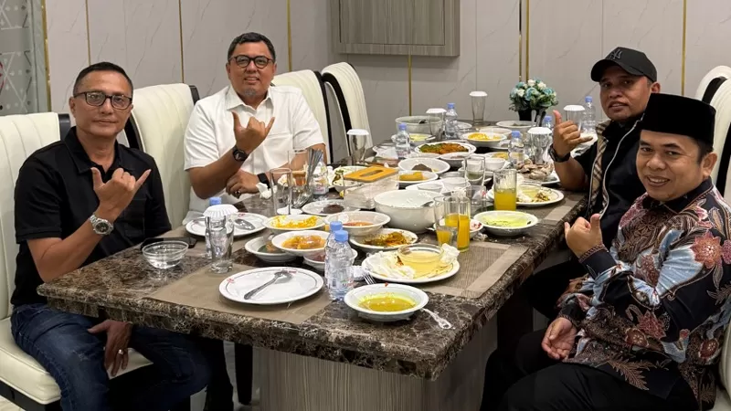 Sekjen DPP IKM, Braditi Moulevey Rajo Mudo bersama Anggota DPRD Padang, Wahyu Hidayat dan Mulyadi Muslim serta perantau Minang Ronald dalam pertemuan di salah satu rumah makan Padang di Jakarta, Rabu (30/9/2026) lalu. (Dok. Tim BM)