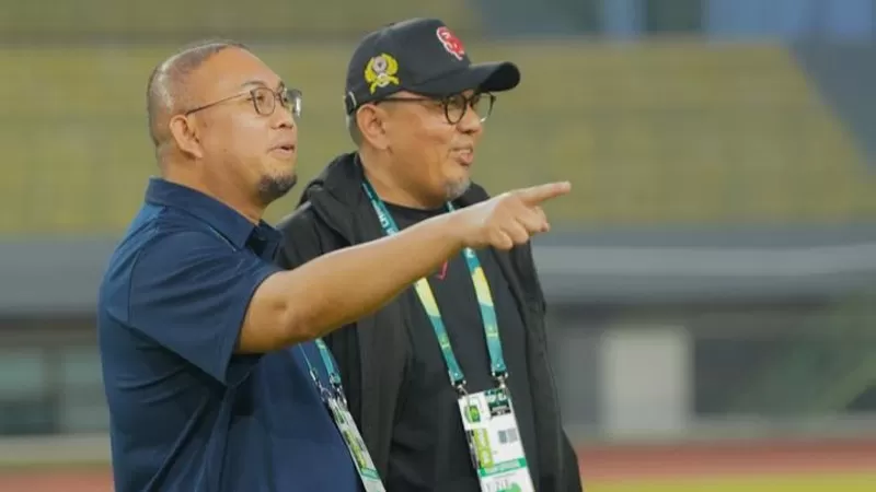 Presiden Klub Semen Padang FC, Andre Rosiade dan Manajer Klub, Braditi Moulevey. (Dok. Tim BM)
