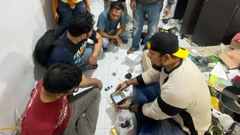Satuan Reserse Narkoba Polres Dharmasraya mengamankan oknum PNS berinisial FR (40) bersama sejumlah barang bukti yang diduga berkaitan dengan narkotika jenis sabu-sabu. (Dok. Polres Dharmasraya)