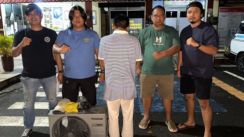Tim Klewang Satreskrim Polresta Padang menangkap pria berinisial RK (44) yang diduga mencuri outdoor AC dan pipa AC milik Ganesha Operation. Polisi turut mengamankan satu unit outdoor AC Panasonic sebagai barang bukti. (Dok. Satreskrim)