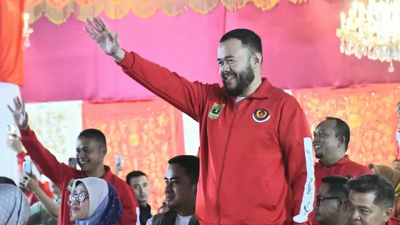 Wali Kota Padang, Fadly Amran menghadiri pembukaan Pekan Olahraga Provinsi (Porprov) Sumatera Barat XVI Tahun 2026 di halaman Istana Gubernur Sumbar, Jumat (2/10/2026) malam. (Dok. Diskominfo)