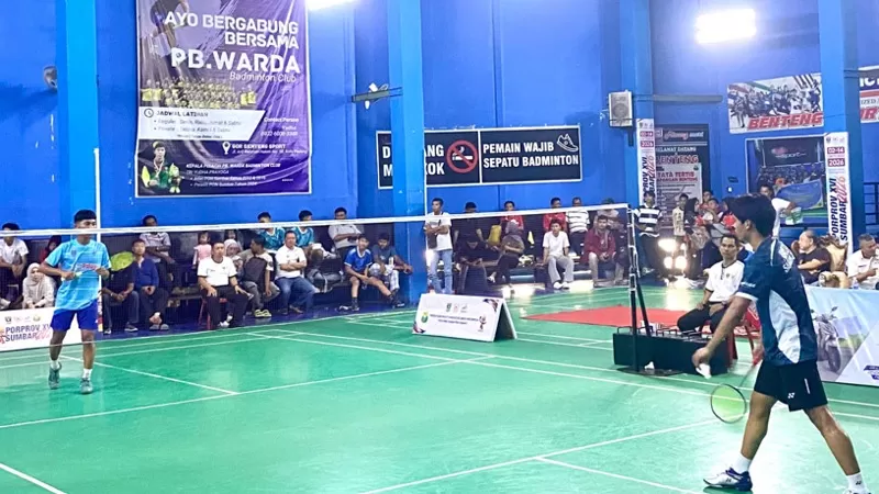 Atlet bertanding dalam cabang olahraga bulutangkis Pekan Olahraga Provinsi (Porprov) XVI Sumatera Barat (Sumbar) 2026 di Benteng Badminton Hall, Kota Padang, Minggu (4/10/2026). (Dok. Dispora)