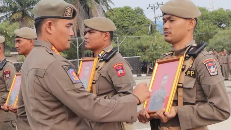 Kepala Satpol PP Kota Padang, Chandra Eka Putra memimpin prosesi pemberhentian tidak dengan hormat terhadap lima PPPK, Senin (5/10/2026) pagi. (Dok. Humas)