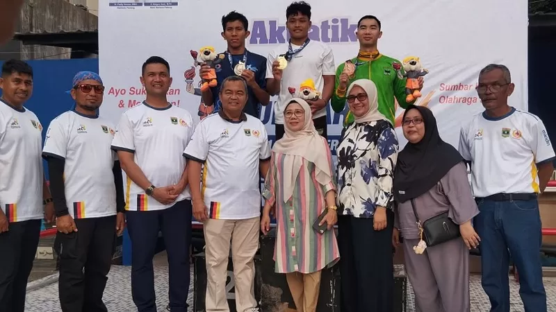 Atlet renang Kota Padang, Zikri Akhman meraih medali emas pertamanya pada nomor 200 meter gaya kupu-kupu Porprov Sumbar 2026 di Kolam Renang Teratai, Kota Padang. (Dok. KONI)