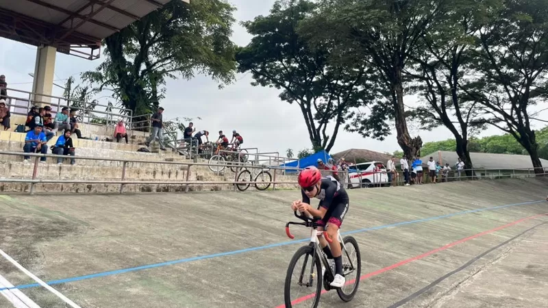 Kontingen Kota Padang menunjukkan performa positif pada Porprov Sumbar 2026. Gulat mengawali pertandingan dengan empat medali emas, balap sepeda memimpin sementara klasemen dengan sembilan medali, sedangkan Muaythai membidik delapan medali emas. (Dok. KONI)
