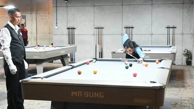 Kontingen biliar Kota Padang menjalani pertandingan Porprov XVI Sumbar 2026 di Labewa Cue Sport, Kompleks Fabriec Bloc, Jalan Hamka, Tabing, Selasa (7/10/2026) siang. (Dok. POBSI)