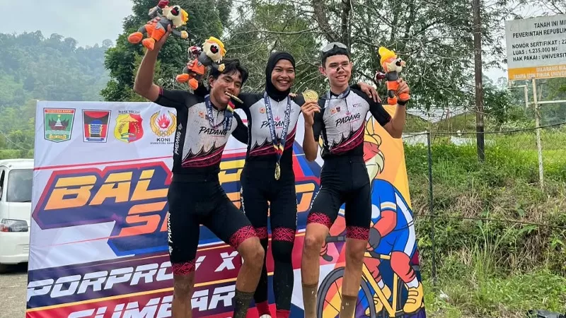 Tim balap sepeda Kota Padang yang diperkuat Siska Helmiranita, Khalifatul Umar Sidiq, dan Rasjid Sharoni meraih medali emas nomor Cross Country Relay Porprov XVI Sumatera Barat 2026 di Universitas Andalas (Unand), Selasa (6/10/2026) siang. (Dok. KONI)
