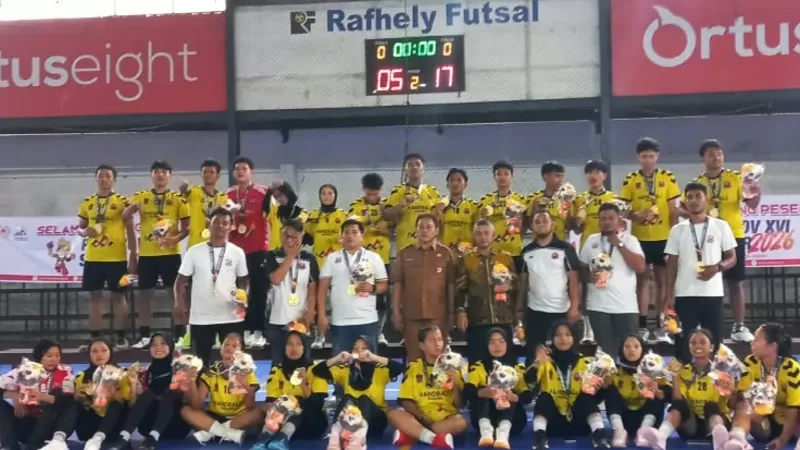 Tim bola tangan putra dan putri Kota Padang berhasil meraih medali emas pada Porprov XVI Sumatera Barat 2026 di Lapangan Rafhely Futsal Padang, Selasa (6/10/2026) siang. (Dok. KONI)