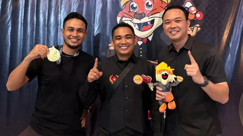 Edo Vernando dari Kontingen Kota Padang meraih medali emas nomor 8-ball single putra pada Porprov XVI Sumbar 2026, Rabu (7/10/2026). (Dok. POBSI)